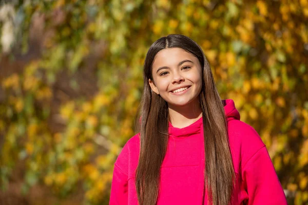 Szczęśliwy Nastolatek Dziewczyna Odkryty Jesienią Sezon Przestrzeń Kopiowania — Zdjęcie stockowe