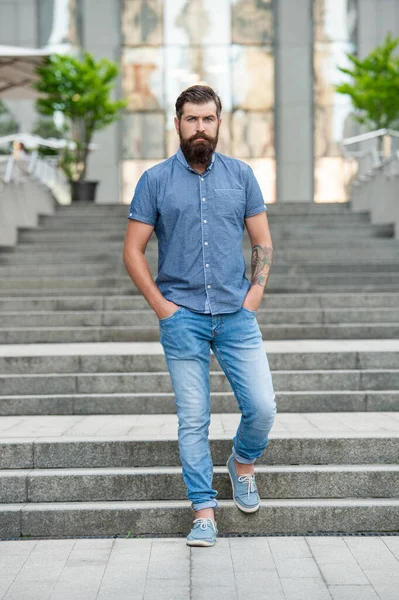 Sakallı adam aşağıda yürüyor. Sakallı bir adam. Hipster adam dışarıda..