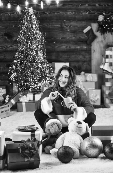 最高のクリスマスレシピだ 幸せな女の子はXmasクッキーとミルクを飲む プレゼントのセーター 冬の休日の贈り物と装飾 新年の構図 居心地がいい 愛の杖 — ストック写真