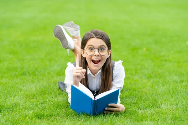 Chica Adolescente Feliz Con Libro Tiene Idea Mantener Dedo Levantado — Foto de Stock