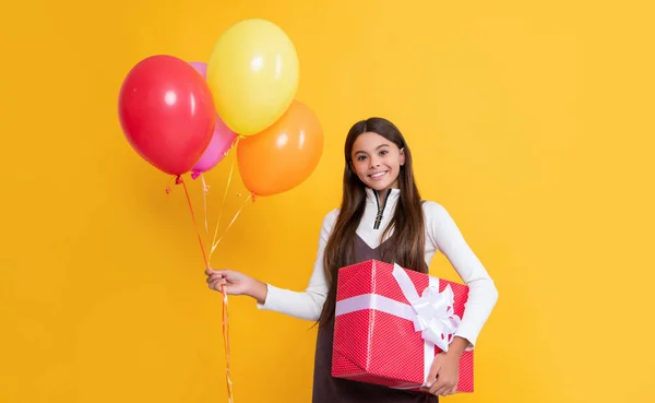 Niño Feliz Con Globos Helio Fiesta Caja Actual Sobre Fondo — Foto de Stock