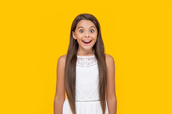 Menina Adolescente Surpreso Vestido Branco Tem Cabelos Longos Fundo Amarelo — Fotografia de Stock