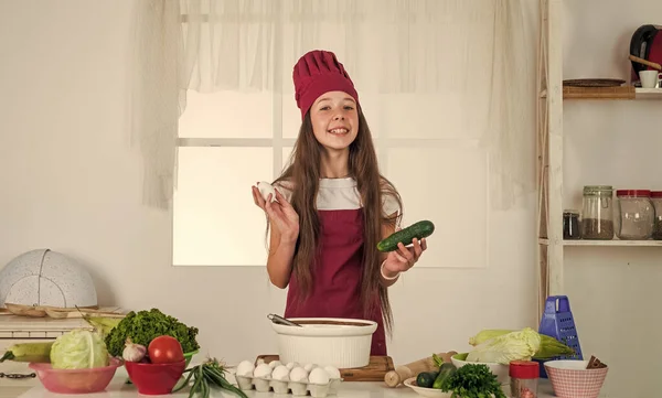 Eten Budget Kidkok Koken Met Komkommer Kind Bereiden Gezonde Voeding — Stockfoto