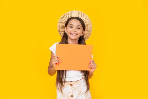 Sarı Arka Plandaki Turuncu Kağıtta Fotokopi Alanı Olan Genç Kız — Stok fotoğraf