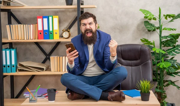 Emocionado Hombre Con Teléfono Inteligente Exultado Victoria Haciendo Gesto Ganador — Foto de Stock