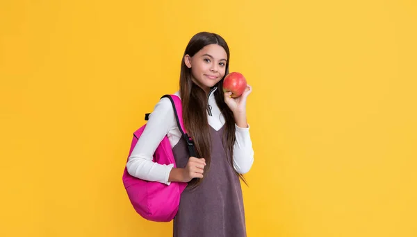 Criança Sorriso Com Mochila Escolar Maçã Fundo Amarelo — Fotografia de Stock