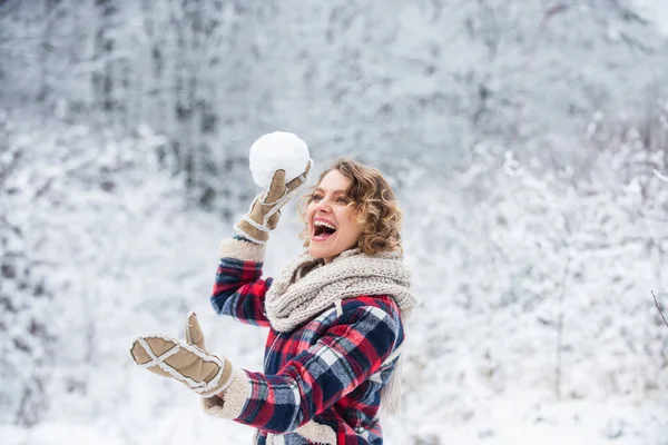 Pelea Bolas Nieve Actividad Vacaciones Invierno Mujer Alegre Disfrutar Vacaciones — Foto de Stock