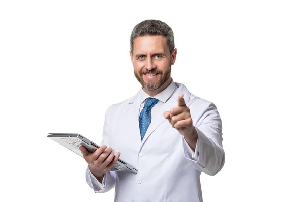 Lekarz Białej Fartuchu Palcem Wskazującym Kartę Medyczną Dokumentacja Medyczna Pracownik — Zdjęcie stockowe
