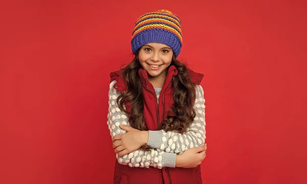 Moda Invierno Niño Muy Feliz Con Pelo Rizado Sombrero Modelo — Foto de Stock