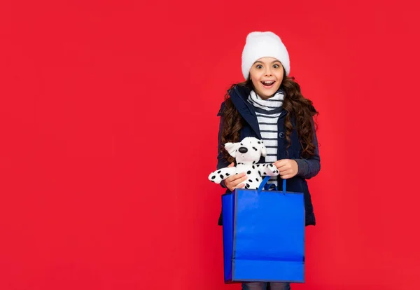 Meglepett Kölyök Gömbölyű Kabátban Kalapban Tini Lány Vásárlás Után Piros — Stock Fotó