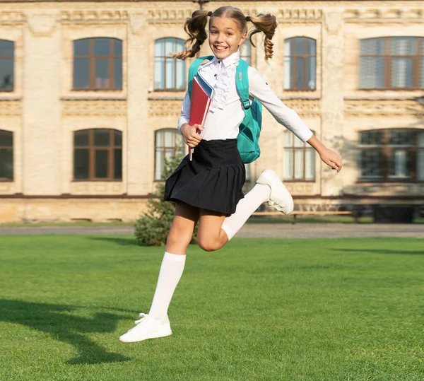 Šťastný Teenager Školní Uniformě Skákající Vzduchu Energická Puberťačka Nesoucí Školní — Stock fotografie