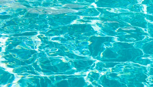 Turkuaz Renk Arkaplanı Yaz Aylarında Dalgalı Yüzme Havuzu Suyu — Stok fotoğraf