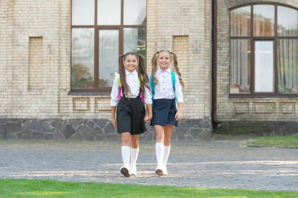 Twee Schoolmeisjes Uniform Lopen Samen Outdoor — Stockfoto