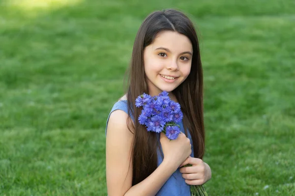 花を持つ幸せな10代の女の子 草の上の可愛い女の子 可愛い女の子の肖像 — ストック写真