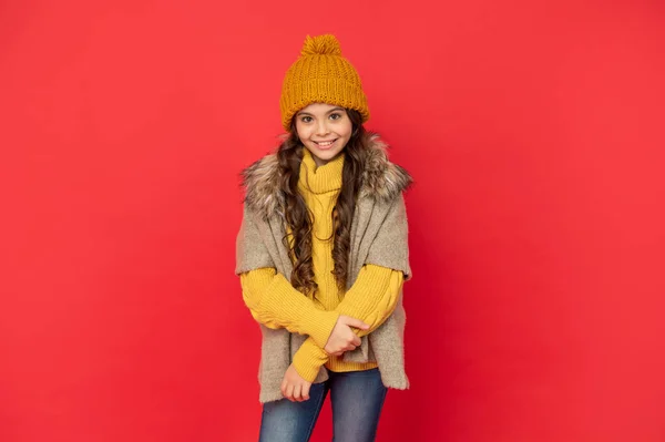 Glada Unge Med Lockigt Hår Hatt Kvinnlig Modell Tonårstjej Stickade — Stockfoto