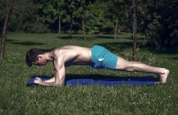 Desportista Põe Mão Tapete Azul Parque Homem Com Corpo Muscular — Fotografia de Stock
