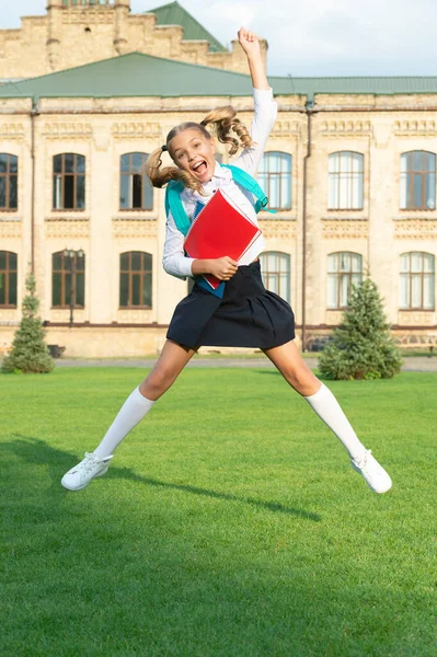 Nadšený Dívka Skákat Vzduchu Dělat Vítězný Gesto Energický Teenager Oslavující — Stock fotografie
