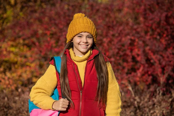 Portrét Šťastné Dospívající Dívky Škole Čas Venkovní Podzimní Sezóně — Stock fotografie
