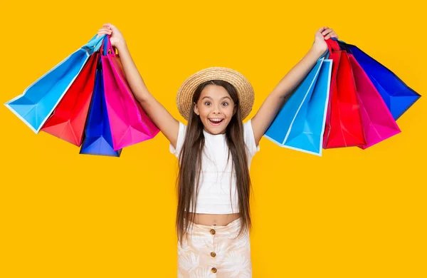 Förvånad Tonåring Flicka Med Shoppingväskor Gul Bakgrund — Stockfoto