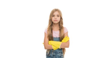 Lastik eldivenlerle kollarını kavuşturan ciddi bir kız. Stüdyo, beyaz, temizlikçi. Genç kız temizliğe hazır. Ev işleriyle uğraşıyorum. Evi temiz ve düzenli tutmak, boşluğu kopyalamak.