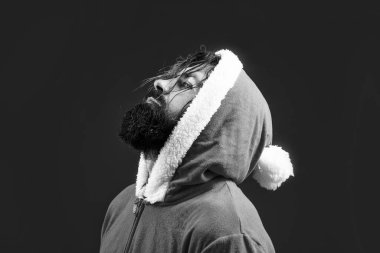 Noel Baba sakallı adam mutlu yıllar diliyor ve mutlu Noeller diliyor. Kış partisini kutlamaya hazır ama hiç havası yok, Noel Baba..