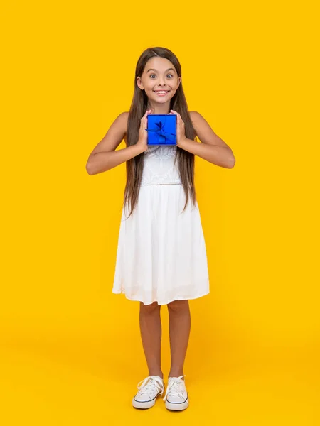 Positivo Adolescente Menina Segurar Caixa Presente Fundo Amarelo — Fotografia de Stock