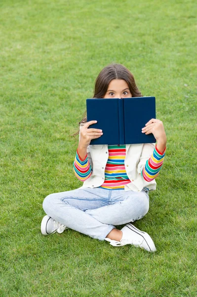Adolescent Fille Derrière Livre Assis Sur Herbe Livre Lecture Lecteur — Photo