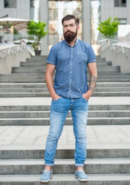 Dışarıda sakallı bir adam var. Sakallı, uzun sakallı bir adam. hippi sakallı adam dışarıda dikiliyor..