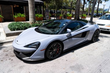 Miami Beach, Florida ABD - 15 Nisan 2021: beyaz Mclaren 570 üstü açık spor araba, yan köşe manzaralı.