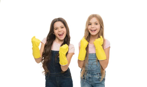 Děti Uklízejí Spolu Dívky Žlutými Gumovými Ochrannými Rukavicemi Připravené Čištění — Stock fotografie