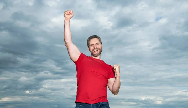 勝利のジェスチャーの空の背景を作る幸せな男 勝利を祝う興奮した男の勝者 — ストック写真