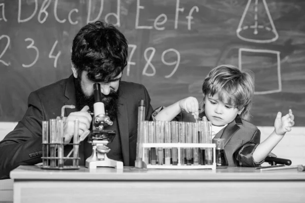 Πατέρας Μου Είναι Επιστήμονας Δάσκαλος Γενειοφόρος Πατέρας Και Παιδί Δοκιμαστικούς — Φωτογραφία Αρχείου