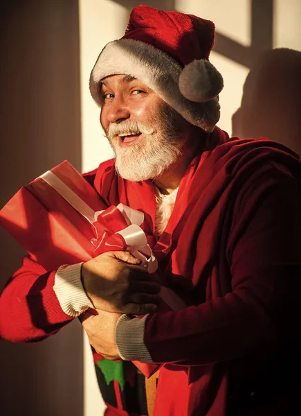 最高のプレゼントだ 冬休みの喜び サンタ クラスの衣装を着た面白い先輩 新年明けましておめでとうございます メリー クリスマス 帽子の箱の中の髭のサンタ クリスマスプレゼントやギフトショッピングタイム — ストック写真