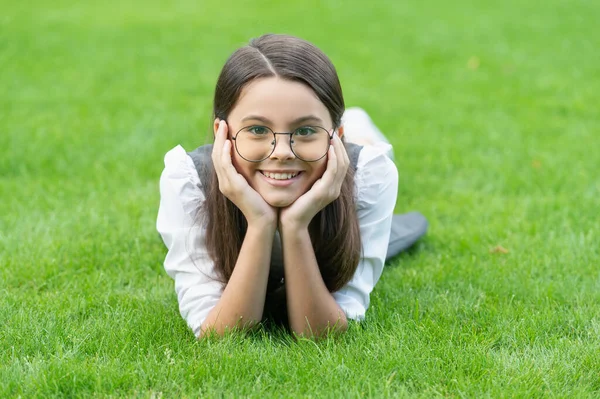 Gülen Yüzlü Liseli Kız Okuldan Sonra Çimlere Uzanan Gözlüklü Mutlu — Stok fotoğraf