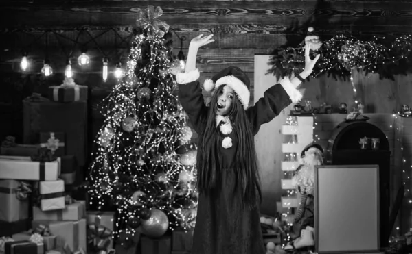 最後に 幸せと喜び 子供の幸せな興奮した女の子とクリスマスツリーの近くの贈り物 メリークリスマス 幸せな子供時代のコンセプト キッド サンタ ハット 奇跡の時だ 愛を広げるんだ — ストック写真