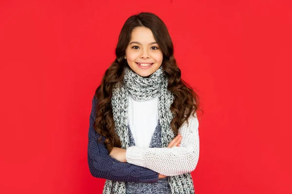 冬のファッション ニットのスカーフとセーターに巻き毛の良い子供 赤を背景に10代の女の子 暖かい服を着た子供の肖像画です 肯定的な感情を — ストック写真