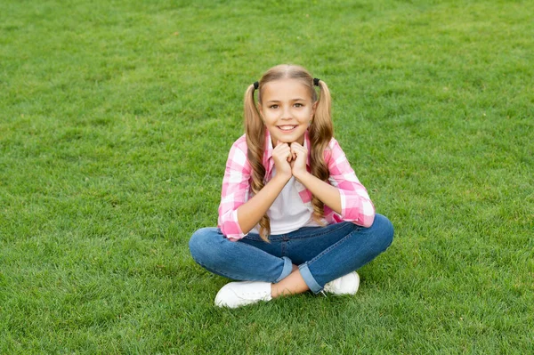 Sorridente Adolescente Sedersi Erba Verde All Aperto — Foto Stock