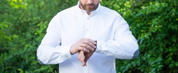 Puntual Hombre Negocios Cosecha Ver Tiempo Verificación Fondo Natural Reloj — Foto de Stock