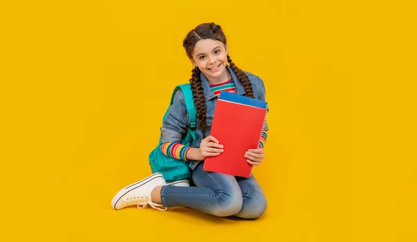 Menina Adolescente Feliz Sentado Joelhos Fundo Amarelo Escola Volta Escola — Fotografia de Stock