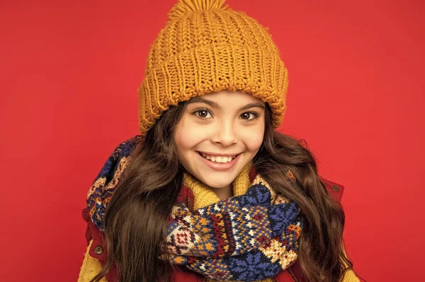 女模特 穿着围巾的少女 穿着保暖衣服的孩子的肖像 表达积极的情感 冬季时尚 带着卷发戴帽子笑着的孩子 — 图库照片