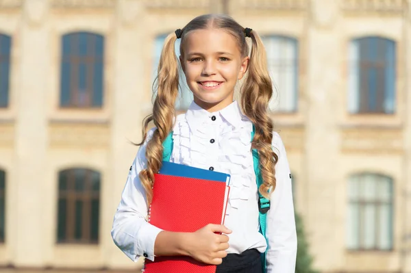 Šťastná Puberťačka Copánky Uniformě Drží Školní Knížky Venku Škole Zpátky — Stock fotografie