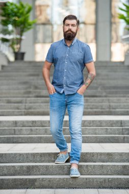 Sakallı adam aşağıda yürüyor. Sakallı bir adam. Kafkasyalı adam dışarıda..