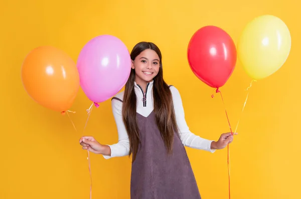 Ευτυχής Παιδί Κόμμα Πολύχρωμα Μπαλόνια Κίτρινο Φόντο — Φωτογραφία Αρχείου