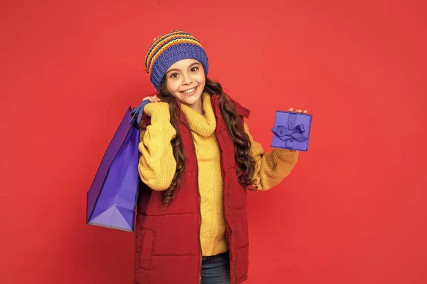 Criança Feliz Chapéu Inverno Segurar Saco Compras Caixa Presente Fundo — Fotografia de Stock