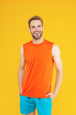 Atletik adam sarıda izole edilmiş. Mutlu Sporcu Stüdyosu. Spor giyim sektöründe sporcu. Atletik fitness. Spor ve eğlence sektörü. Spor ve spor.