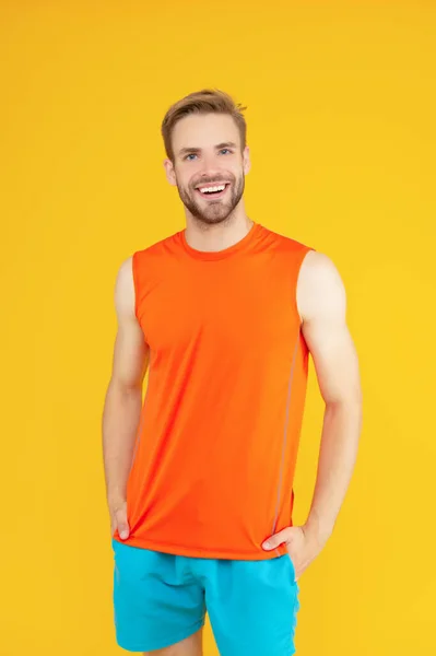 Atletik Adam Sarıda Izole Edilmiş Mutlu Sporcu Stüdyosu Spor Giyim — Stok fotoğraf