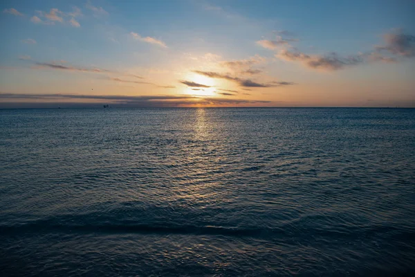 Schöner Abendhimmel Mit Meerwasser Sommerstrand — Stockfoto