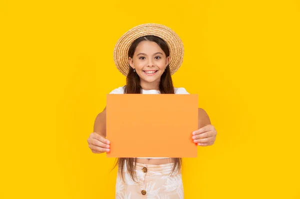Feliz Chica Adolescente Con Espacio Copia Papel Naranja Sobre Fondo — Foto de Stock
