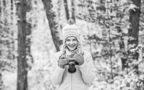 사진을 찍습니다 사진을 풍경의 아름다움을 십시오 카메라를 매혹적 겨울의 얼어붙는 — 스톡 사진