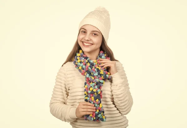彼女の完璧なスタイル 子供の頃の幸せ 小さな子供は白に隔離されたニットスカーフを着用する 帽子とセーターの子供 秋のファッションスタイル 暖かい服 幸せなティーン女の子で冬服 — ストック写真